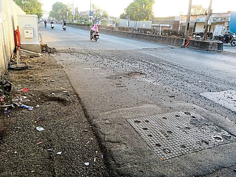 खड्डे बुजवले मात्र, खडी उचलणार तरी कोण?