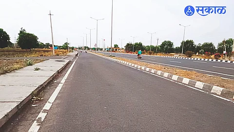 The national highway in the taluka with a bodka view without trees.