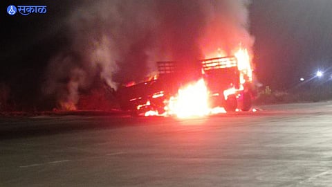 Accident: रस्त्याच्याकडेला उभ्या असलेल्या ट्रकने घेतला अचानक पेट, जळून राख