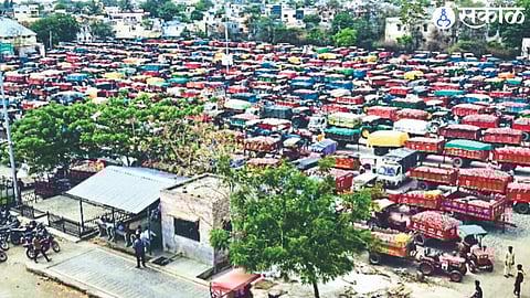 Nampur Record arrival of summer onion in the market committee here.