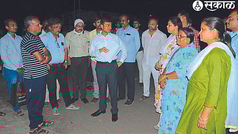 Collector Abhinav Goyal while interacting with the voters regarding the voter ticket.