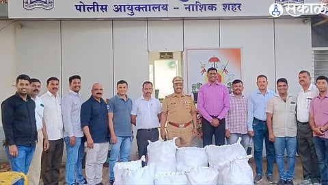 Prohibited Gutkha seized from Nanavali. Along with the team of Unit One of the City Crime Branch.