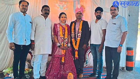 Dignitaries present at the wedding of Madhuri and Jitendra and laughing at their lives.