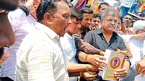 जितेंद्र आव्हाडांनी महाडमध्ये केले मनुस्मृतीचे दहन