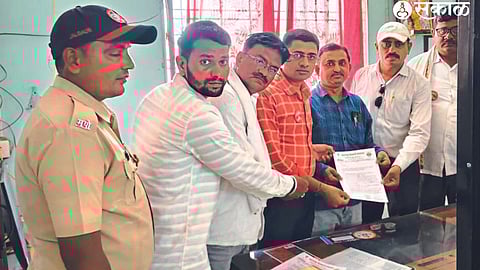 Sunil Devre along with the officials of Farmers Association while giving a statement to Naib Tehsildar Anil Patil.