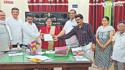 Officials of the Teachers Association while giving a statement to Secondary Education Officer Kalpana Chavan.