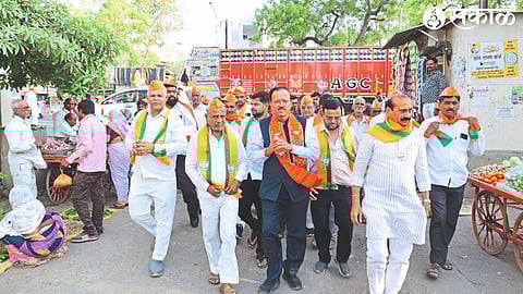 While campaigning on the occasion of Lok Sabha elections, BJP candidate Dr. Subhash Bhamre and officials.