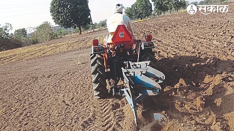 Farmers intercropping with tractors in Dara Shivara.