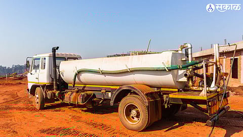 राज्यभरात वाढत्या तापमानासोबत दुष्काळी झळाही तीव्र झाल्या आहेत. पाणीसाठा खाली गेला असून जलस्रोत आटत चालेल आहे.