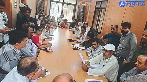 Guidance in water question meeting Deputy Engineer VV Nikam and Branch Engineer PS Patil of Maharashtra Life Authority.