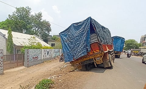 वडगाव निंबाळकरमधील रस्त्याच्या
अपुऱ्या कामामुळे अपघाताचा धोका
