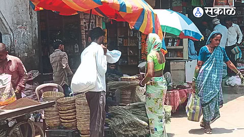 Citizens while buying baskets and baskets.