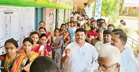 दुपारी चार नंतर रांगा