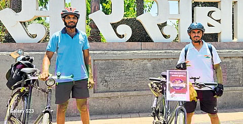 सायकलवरून ज्योत आणून शिवरायांना मानाचा मुजरा...