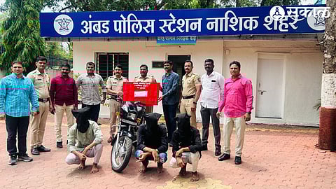 Crime investigation team of Ambad police station along with three suspects who snatched the mobile phone and forced theft.