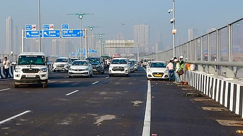 CM Shinde : अभिनेत्याचा 'कार'नामा! सी-लिंकवर टोल वाचावा म्हणून मुख्यमंत्र्याच्या ताफ्यातून नेली कार; पोलिसांनी घडवली अद्दल