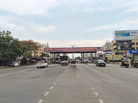 पुणे- सोलापूर महामार्गावर
धोक्याची टांगती तलवार!