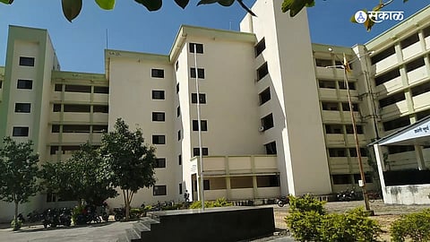 शासकीय वसतिगृहांमध्ये आता लवकरच ऑनलाइन प्रवेश प्रक्रीया होणार असल्याची माहिती राज्य शासनाने मुंबई उच्च न्यायालयाच्या नागपूर खंडपीठाला दिली