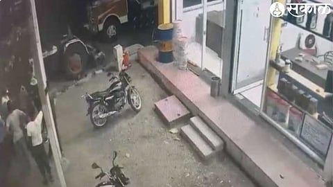 The incident of firing and explosion at the petrol pump of Bharat Petroleum at Kandane Phata in Zodge Shivara was caught on CCTV.