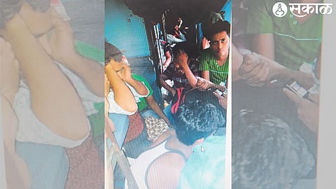 Archive photo of a crowd of passengers on Mail-Express trains.