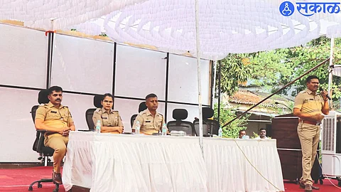 Deputy Commissioner of Police Prashant Bachhav giving instructions to the police officers who came to the polling station