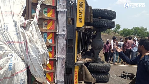 अकोला -नांदेड राष्ट्रीय महामार्गावरील चिखलगाव जवळ ट्रक -बलोनो कारचा अपघात; 3 जखमी