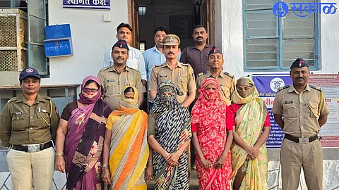 A police team with a gang of women arrested for cheating.
