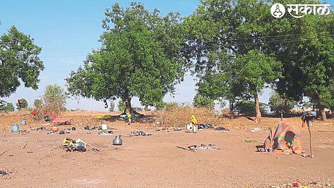The open life of the laborers who came from Satpura Hills to fill their stomachs.