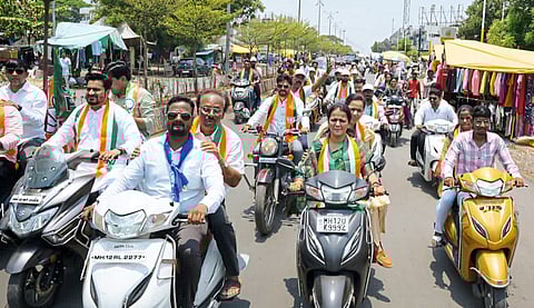 शिरूरमध्ये आदिती तटकरे यांची रॅली