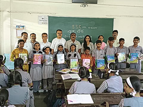 बुक बॅंक उपक्रमांतर्गत
विद्यार्थ्यांना पुस्तकांचे वाटप