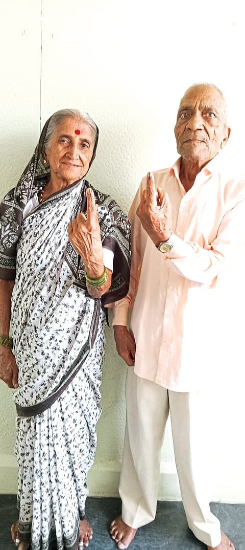 लोकशाहीच्या उत्सवात ज्येष्ठांचा उत्स्फूर्त सहभाग!