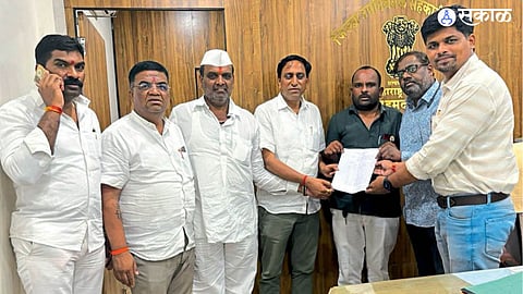 farmers strike closed onion auction per quintal price of 1200 ahmednagar