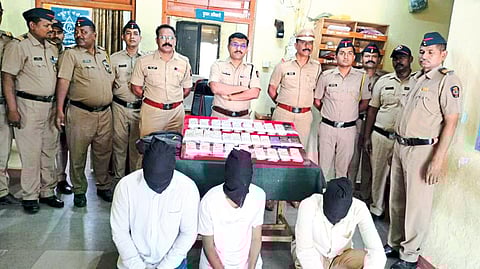 Superintendent of Police Srikant Dhiware, Sub Divisional Police Officer Sajan Sonwane, Assistant Police Inspector Hanumant Gaikwad and the team along with the suspects in the loot case, seized money.