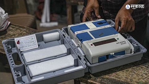 Loksabha election 2024 : पत्नीसोबत आलेल्या भाजप उमेदवाराने EVM मशिनची केली तोडफोड; पोलिसांनी केली अटक, नेमकं काय घडलं?
