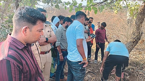 Police extricating the buried body of the girl.