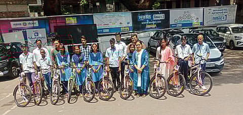 विद्यार्थ्यांच्या चेहऱ्यावर फुलले हास्य