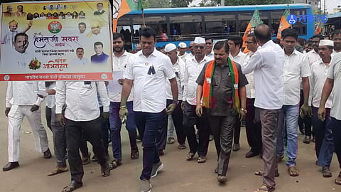 Palghar Loksabha: मोखाड्यात खासदार डाॅ हेमंत सवरांच्या अभिनंदनाचा बॅनर फाडला.