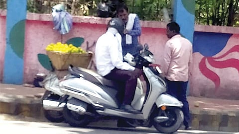 farmer mango selling on footpath