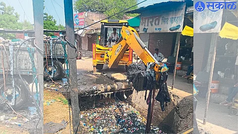 Drain cleaning in the sewer directly in front of Tapri Complex from Mahatma Gandhi Multipurpose Hall in the city.