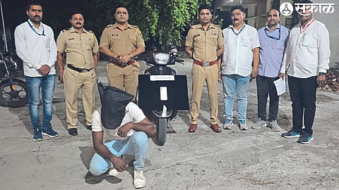 LCB police inspector Shriram Pawar and team along with seized bike, mobile and thief.