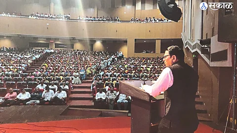 Education Officer BT Patil while guiding the teachers of the Municipal Corporation