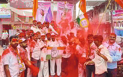 वाल्हे येथे विजयानंतर 
शिवरायांना पुष्पहार अर्पण