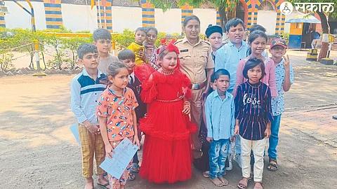 Their little children came to visit the inmates in the prison.