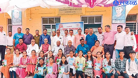 Dignitaries present at the felicitation of students.