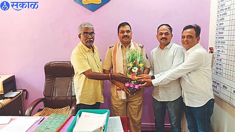 Ravindra Nimse, President of Grape Growers Union, and colleagues felicitating Police Inspector Arun Dhanwade for getting the money for the grape crop.