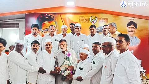 delegation of farmers from Baragaon Pimpri, Pat Pimpri while felicitating MP Rajabhau Waje.