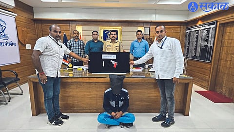District Superintendent Shrikant Dhiware along with the police officers present during the interrogation of the suspected robbery suspect.
