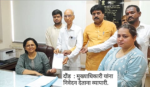 दौंड शहरात बाजारपेठेतील दुकानांमध्ये पाणी