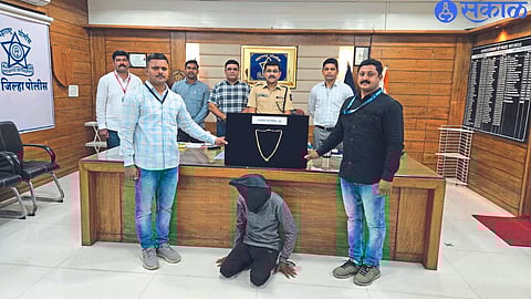 Police officers present after the arrest of Mangalpot thief.