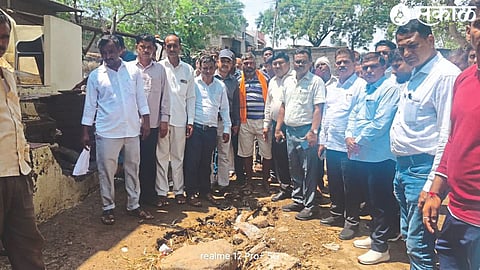 Tehsildar Dnyaneshwar Sapkale, Group Development Officer R.D. Wagh, Virendrasinh Girase, Mahendrasinh Girase, Deepak Eshi etc. while inspecting the damage caused by the flood of Patli river in Darane-Rohane.